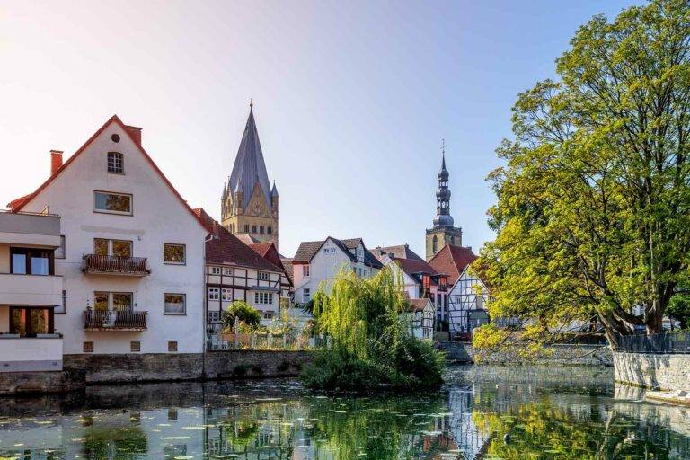 Blick auf den Ententeich und Wohnhäuser in Soest als Symbol für die Immobilienpreise